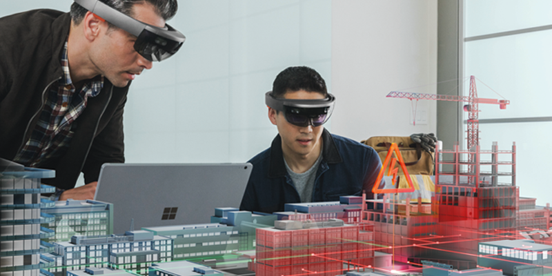 두 사람이 Microsoft HoloLens를 사용하고 있는 모습